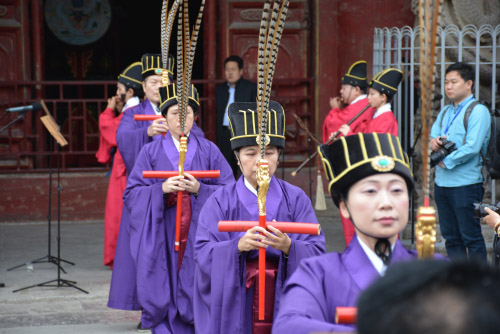 臺北孔廟祭孔樂舞團(tuán)首次亮相曲阜孔廟